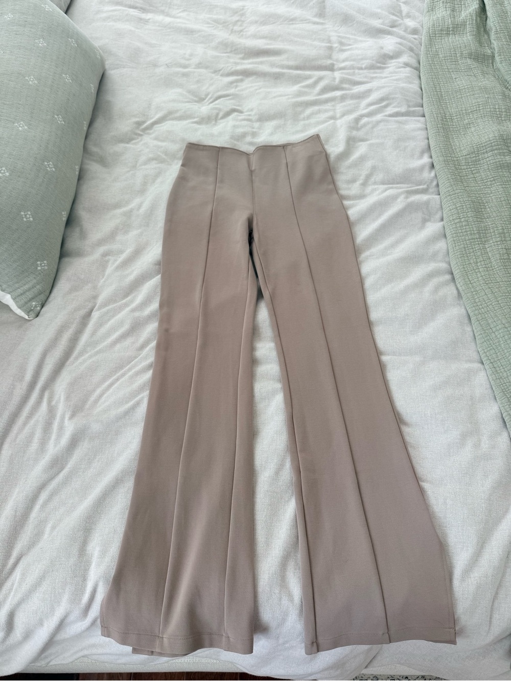 Abercrombie High-Waist Flared Women's Pants in Taupe